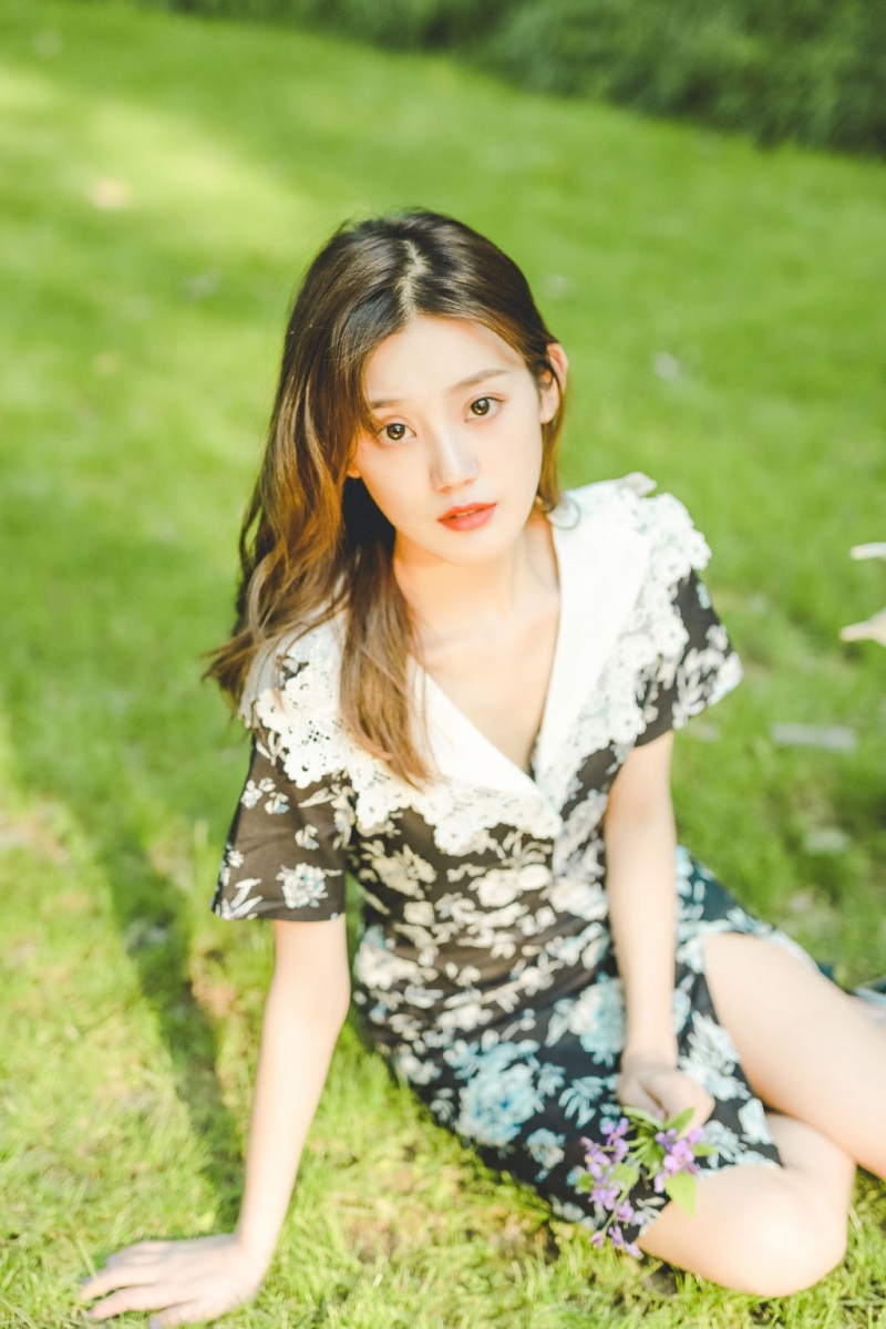 森系美女印花短裙甜美迷人写真 2