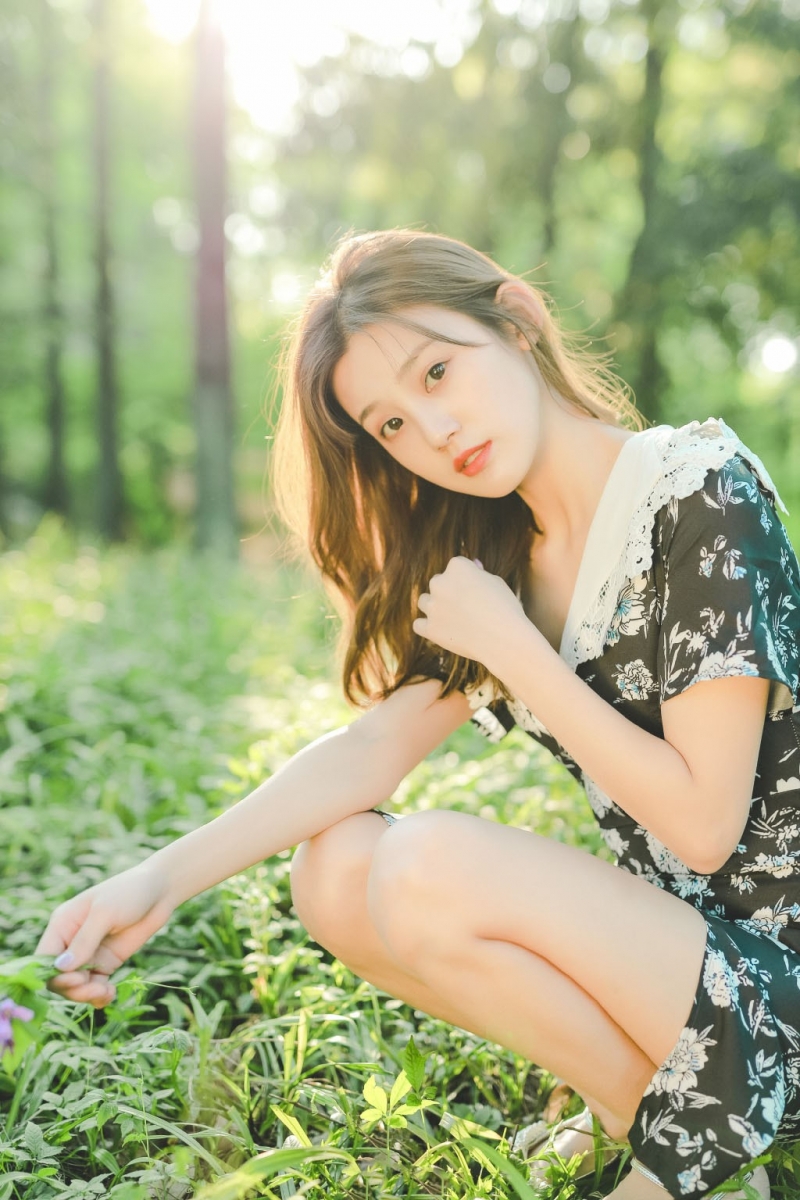 森系美女印花短裙甜美迷人写真 4