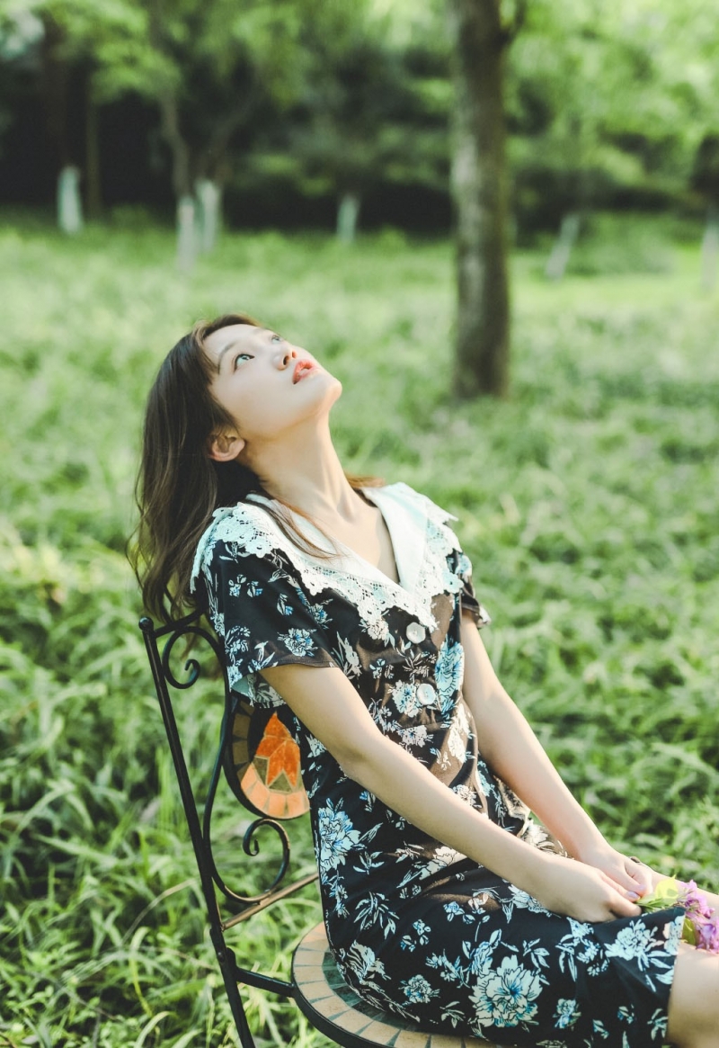 森系美女印花短裙甜美迷人写真 5
