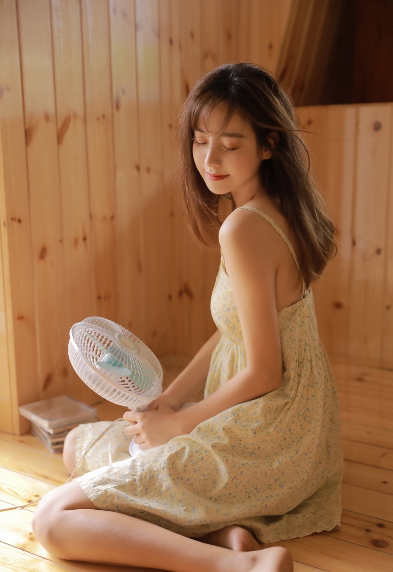 早安少女吊带睡裙慵懒随性写真 7