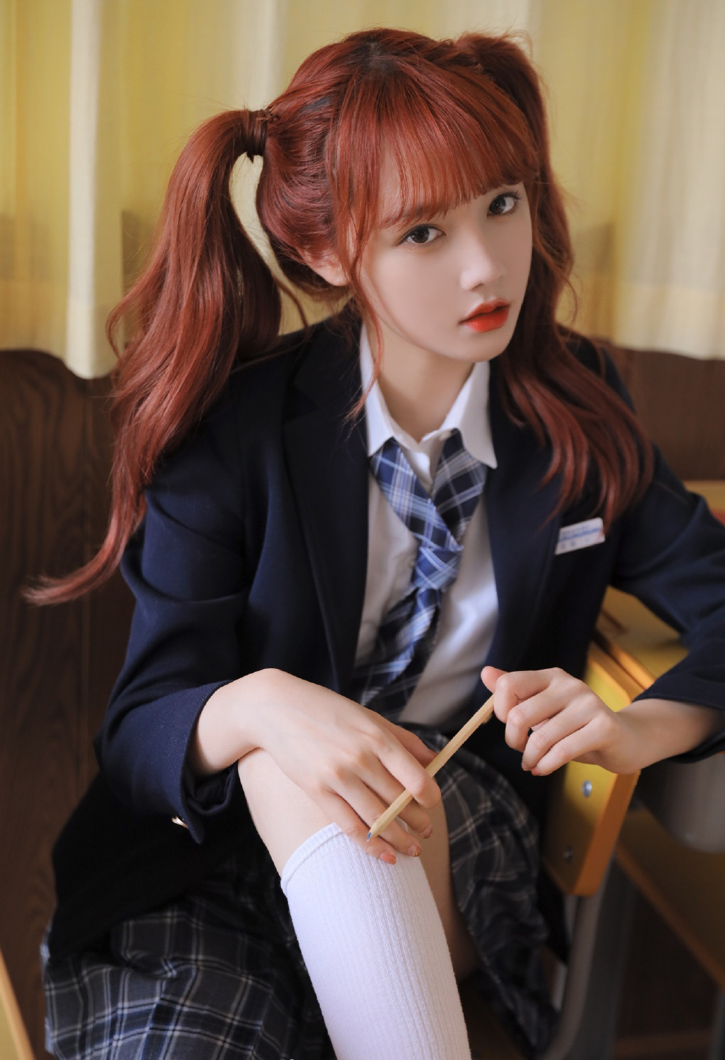 SNH48宋昕冉红发双马尾制服写真图片