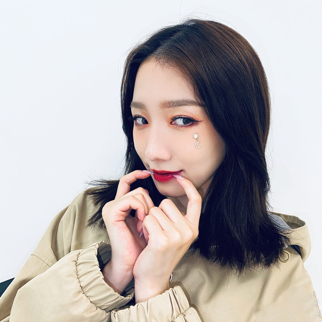孟美岐红唇性感私服自拍照图片