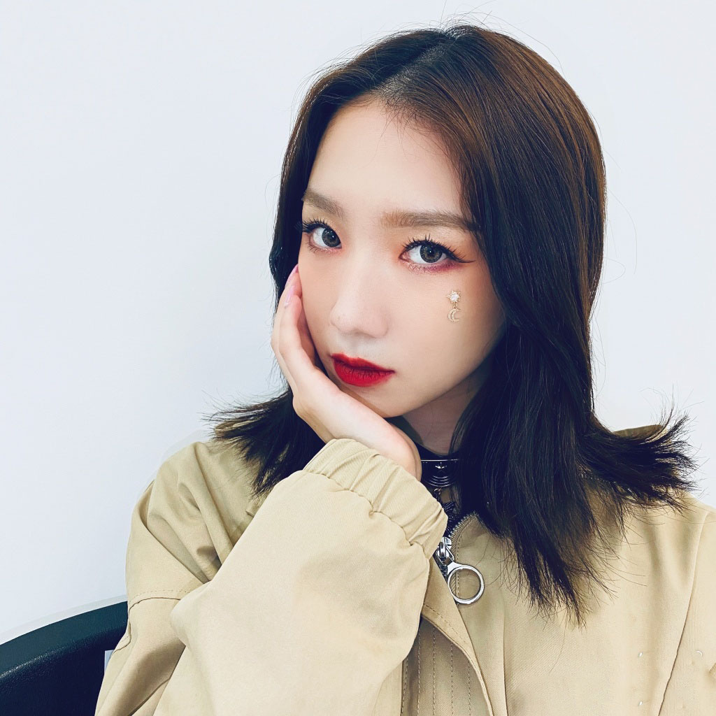 孟美岐红唇性感私服自拍照图片 2