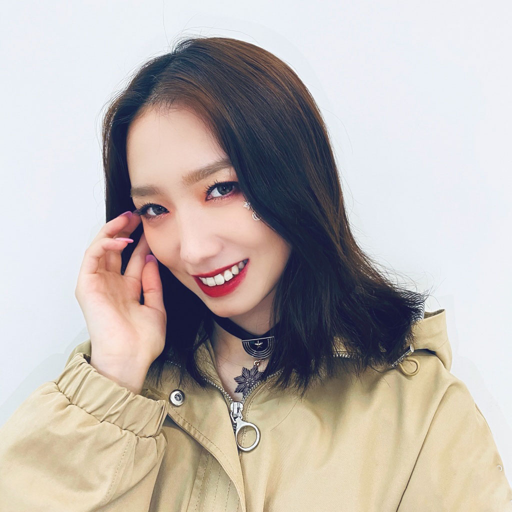 孟美岐红唇性感私服自拍照图片 3