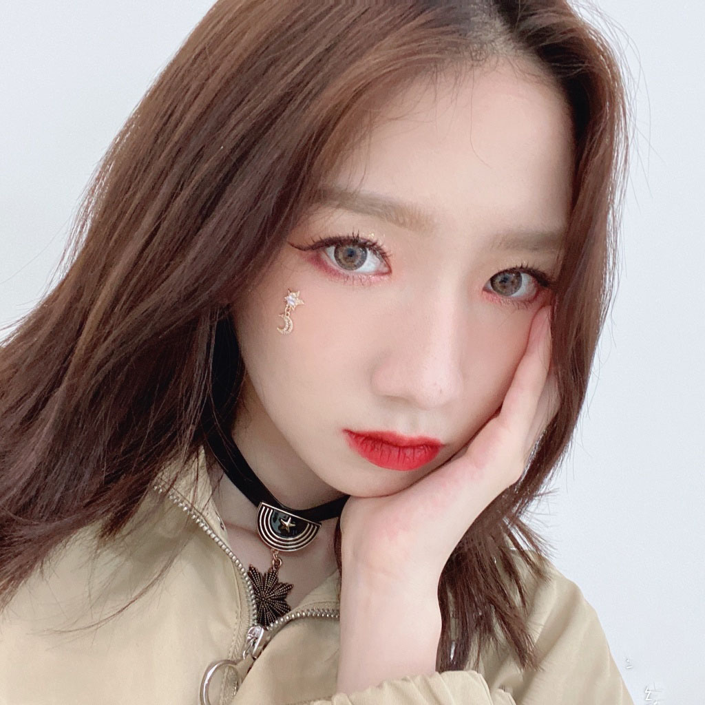 孟美岐红唇性感私服自拍照图片 4