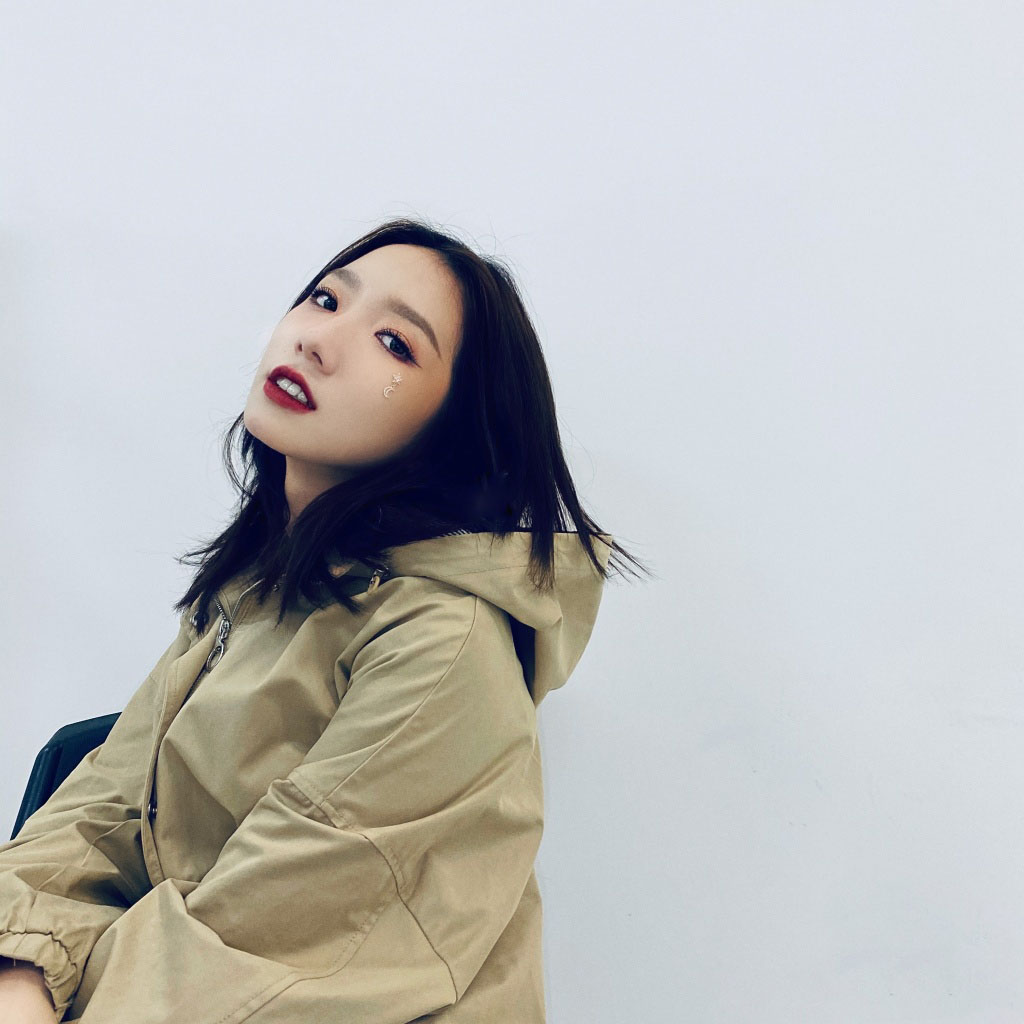 孟美岐红唇性感私服自拍照图片 5