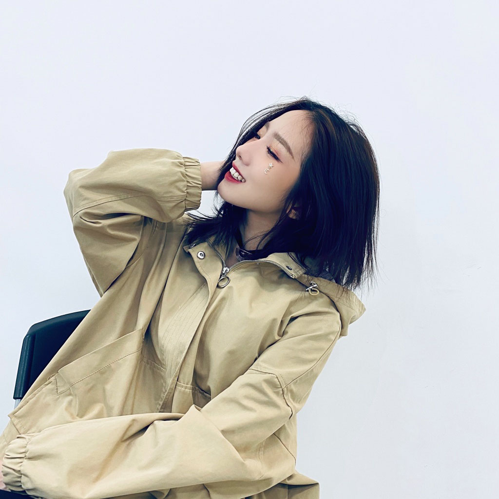 孟美岐红唇性感私服自拍照图片 6