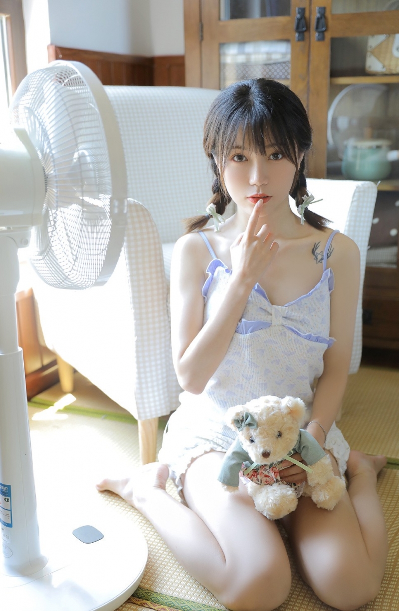 双马尾少女肌肤雪白光滑私房写真
