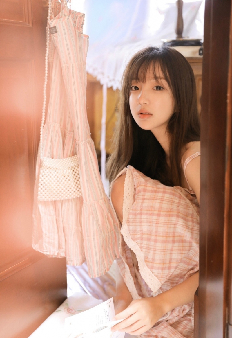 香肩性感的美女笑靥如花漂亮写真