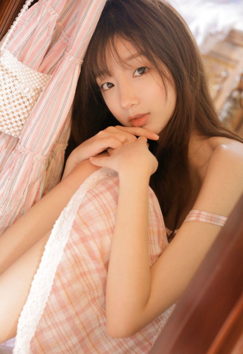 香肩性感的美女笑靥如花漂亮写真 2