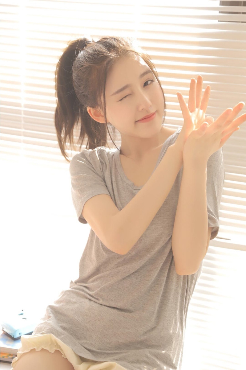 高马尾甜心杏眼干净迷人写真 3