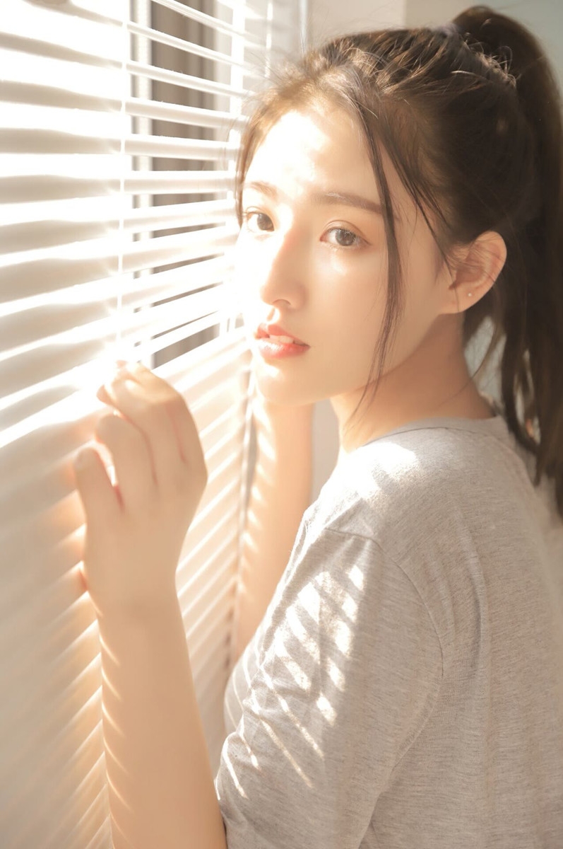 高马尾甜心杏眼干净迷人写真 6