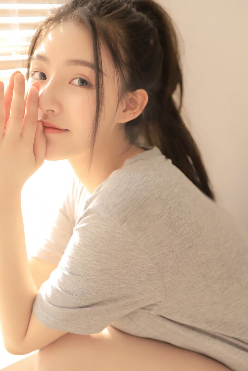高马尾甜心杏眼干净迷人写真 7