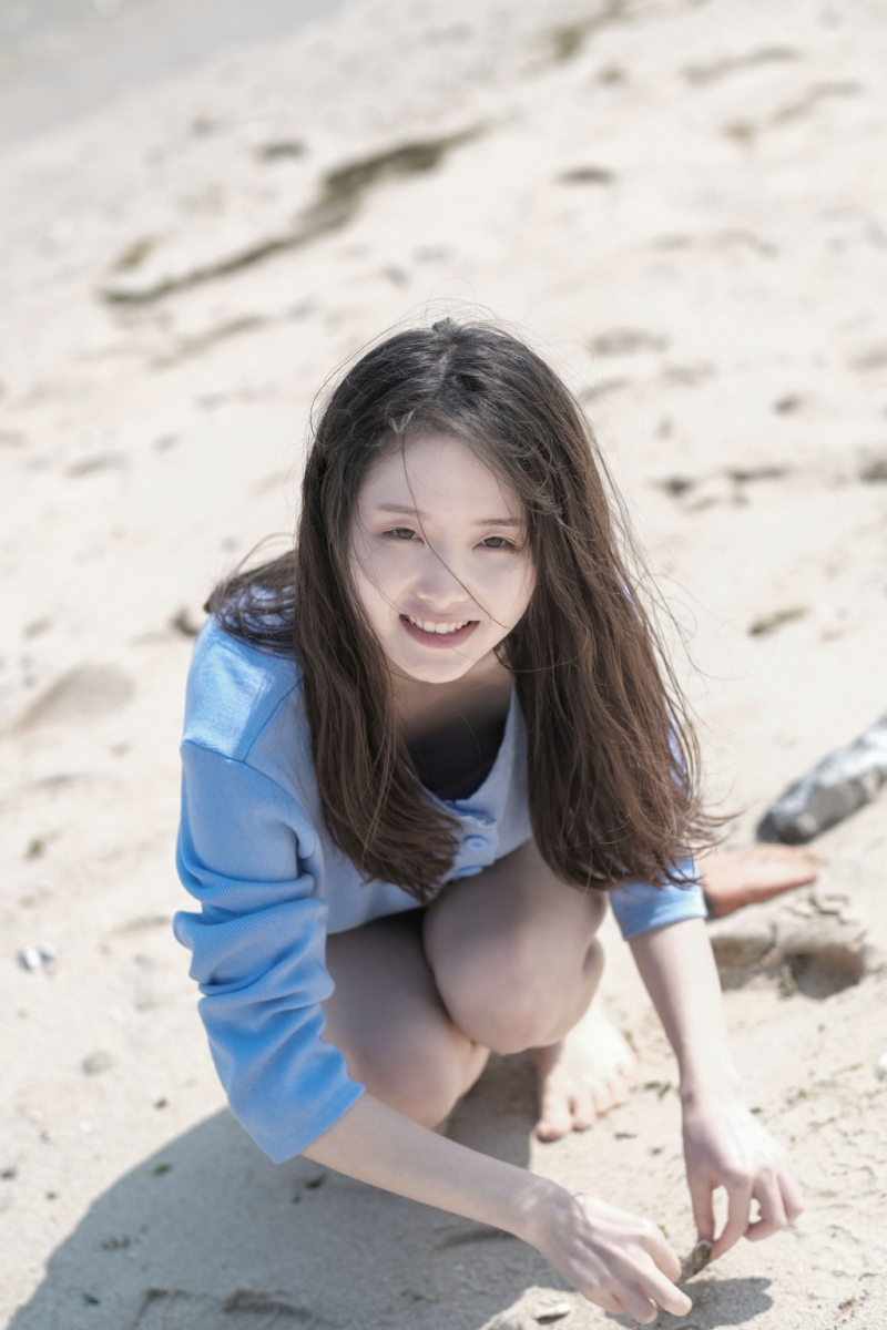 露脐装细腰美女阳光下养眼美照