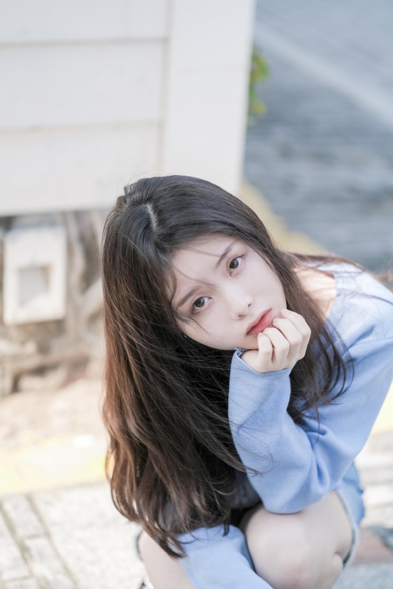 露脐装细腰美女阳光下养眼美照 2