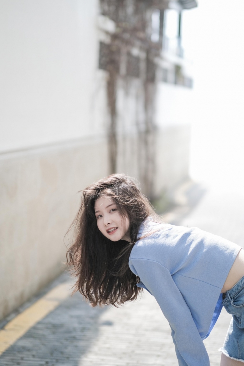 露脐装细腰美女阳光下养眼美照 3