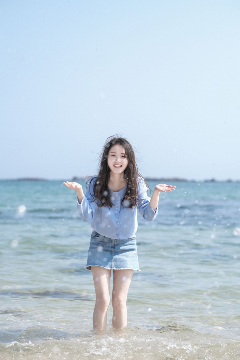 露脐装细腰美女阳光下养眼美照 5