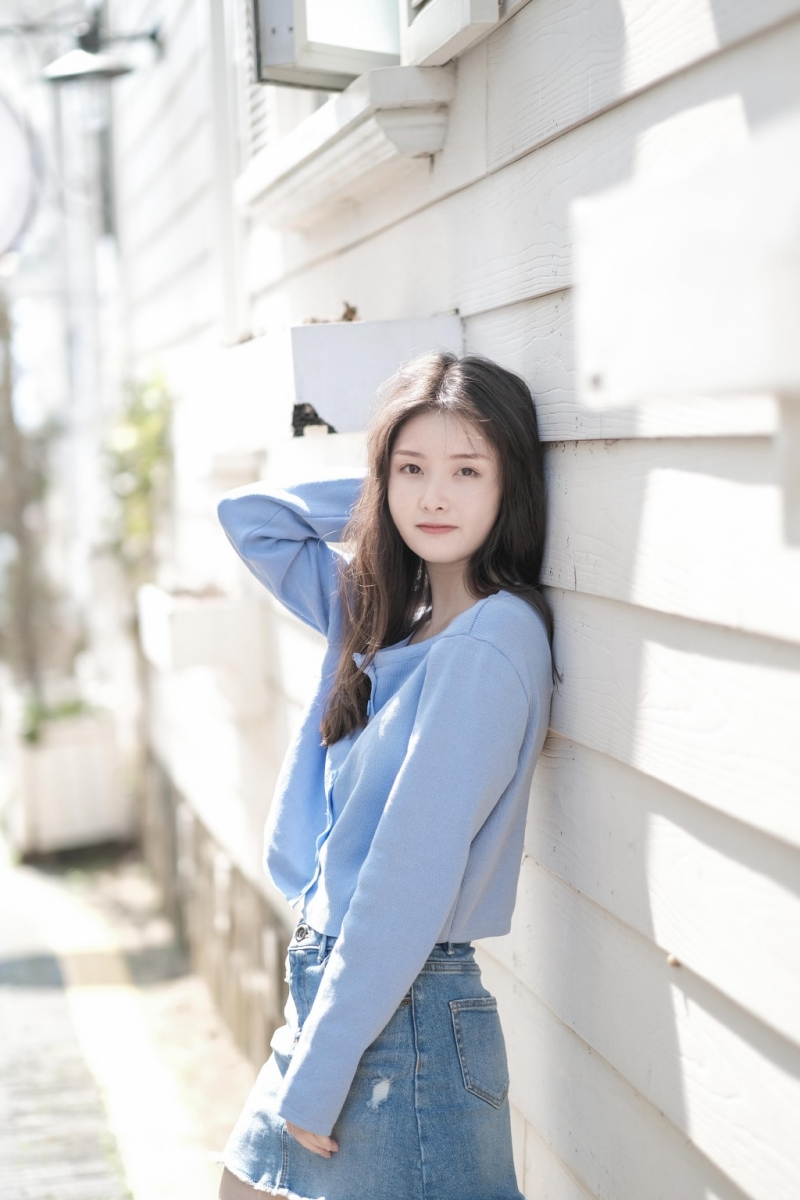 露脐装细腰美女阳光下养眼美照 6