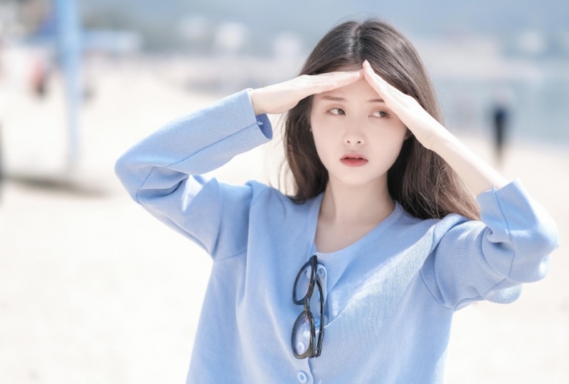 露脐装细腰美女阳光下养眼美照 7