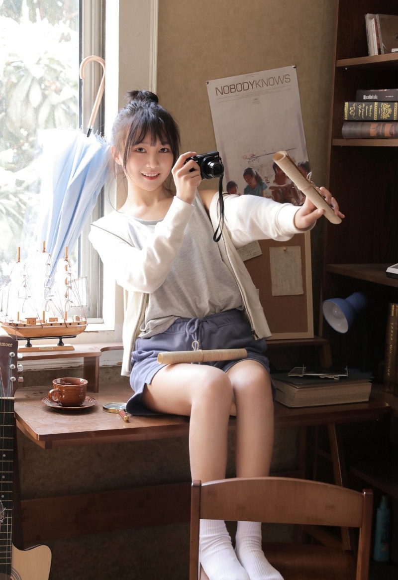 阳光小美女肌肤白皙减龄少女心壁纸 2
