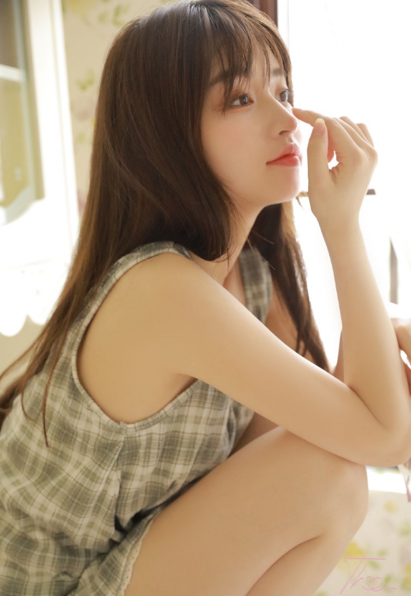 格子裙妹妹肤若凝脂俏皮美女图