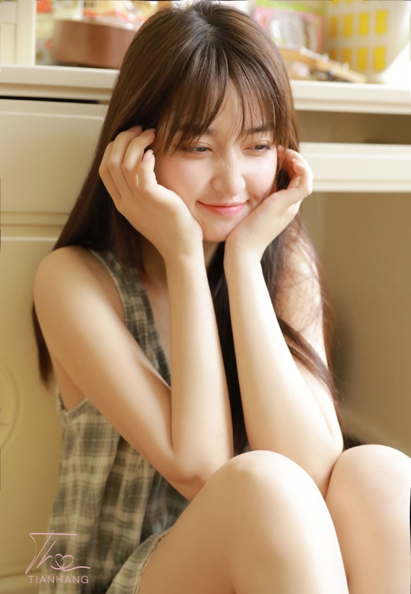 格子裙妹妹肤若凝脂俏皮美女图 5