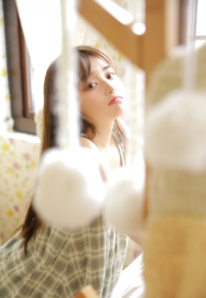 格子裙妹妹肤若凝脂俏皮美女图 2