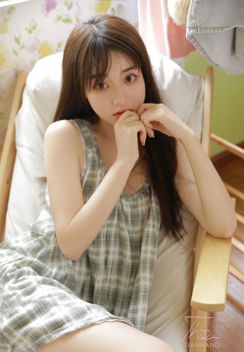 格子裙妹妹肤若凝脂俏皮美女图 3