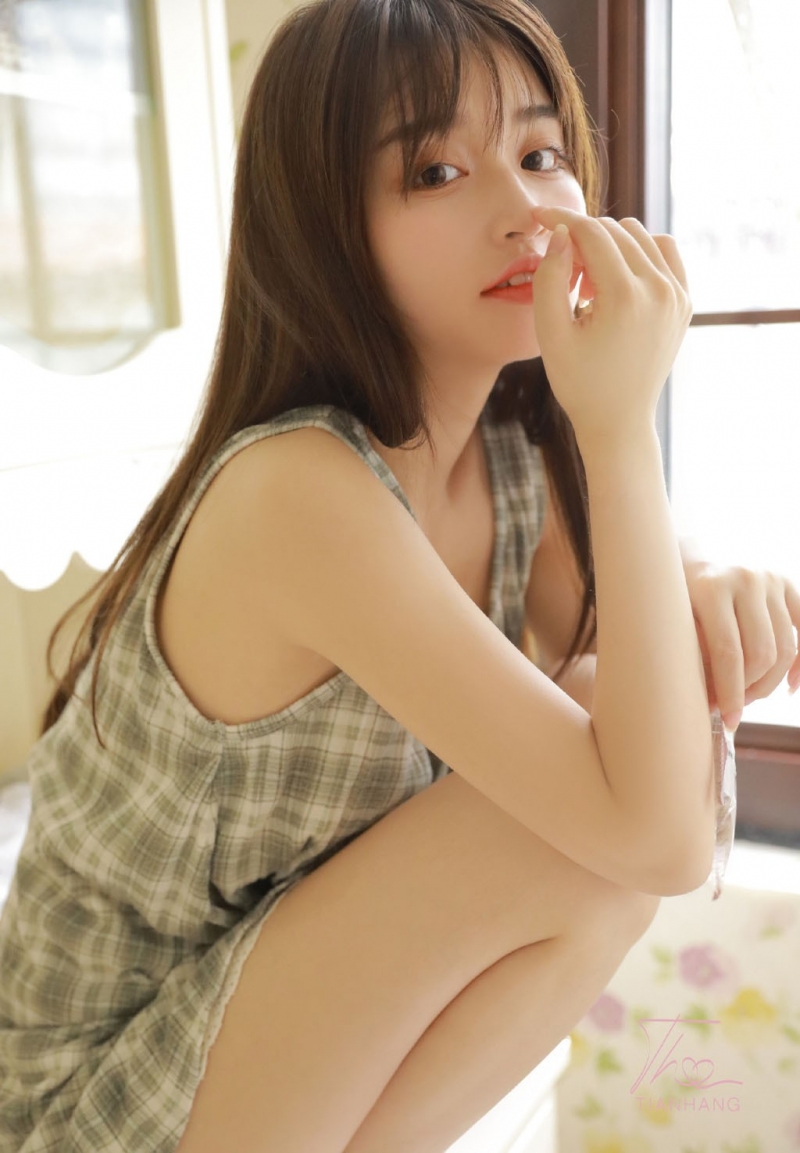 格子裙妹妹肤若凝脂俏皮美女图 4