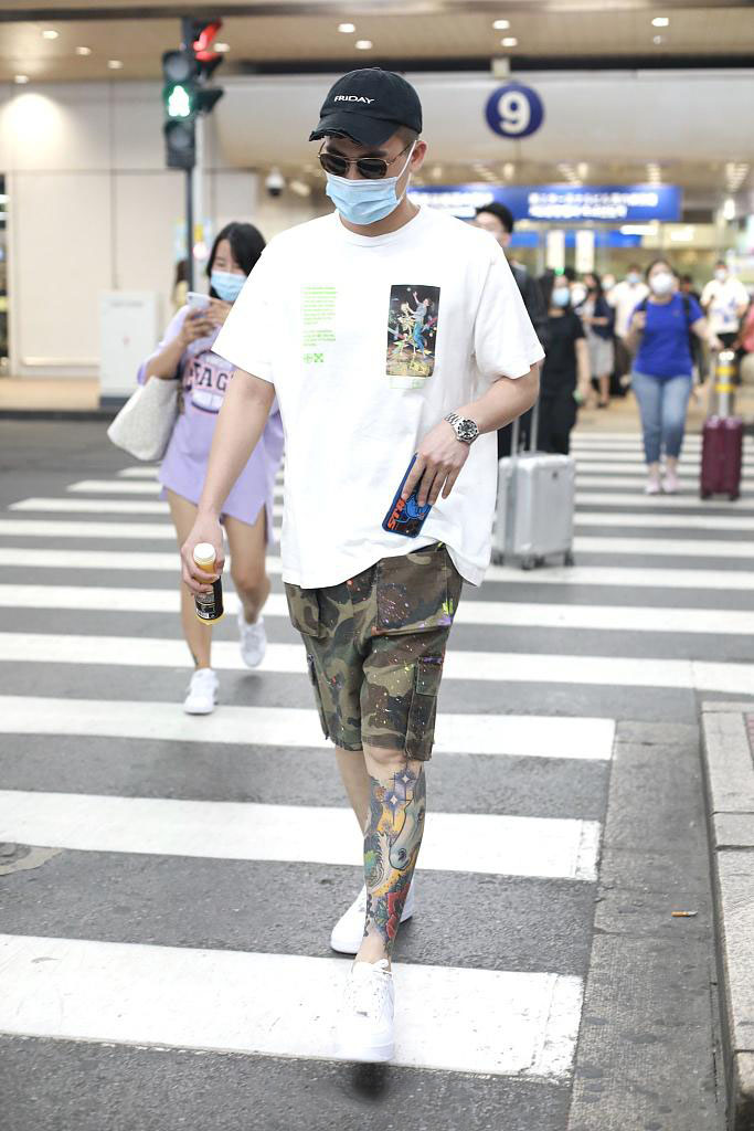 痞帅男神欧豪清爽帅气白T机场照图片 2