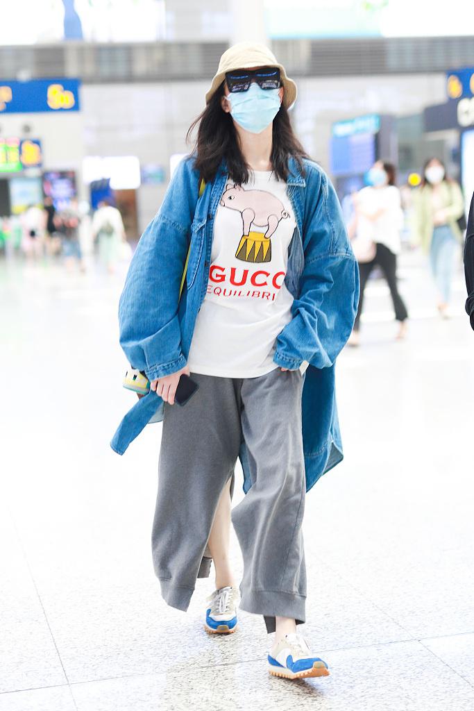 气质美女倪妮休闲文艺牛仔外套高铁站照图片