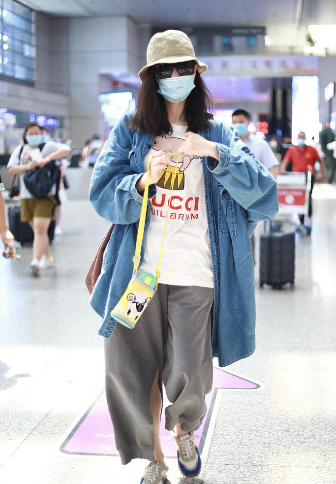 气质美女倪妮休闲文艺牛仔外套高铁站照图片 2