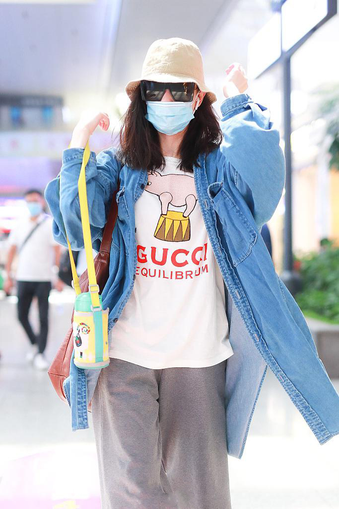 气质美女倪妮休闲文艺牛仔外套高铁站照图片 3