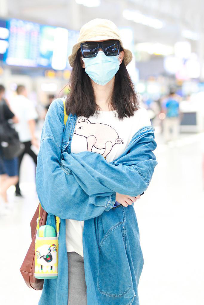 气质美女倪妮休闲文艺牛仔外套高铁站照图片 4