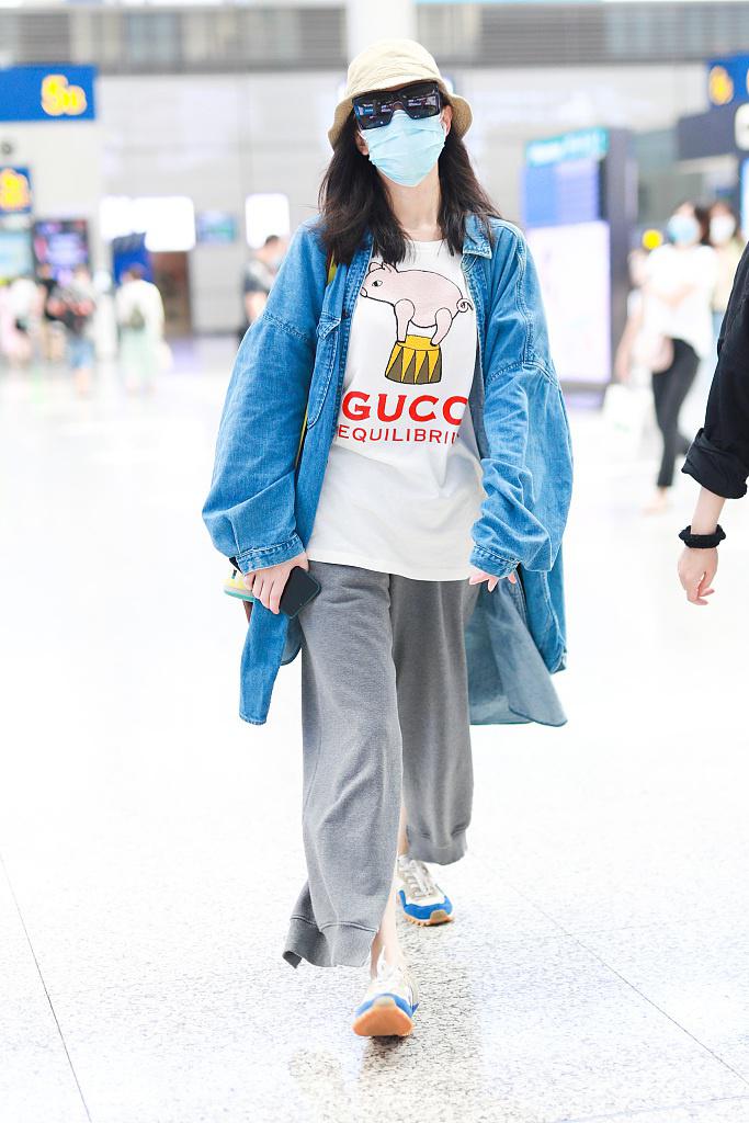 气质美女倪妮休闲文艺牛仔外套高铁站照图片 5