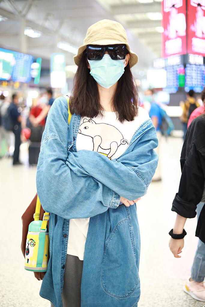 气质美女倪妮休闲文艺牛仔外套高铁站照图片 6