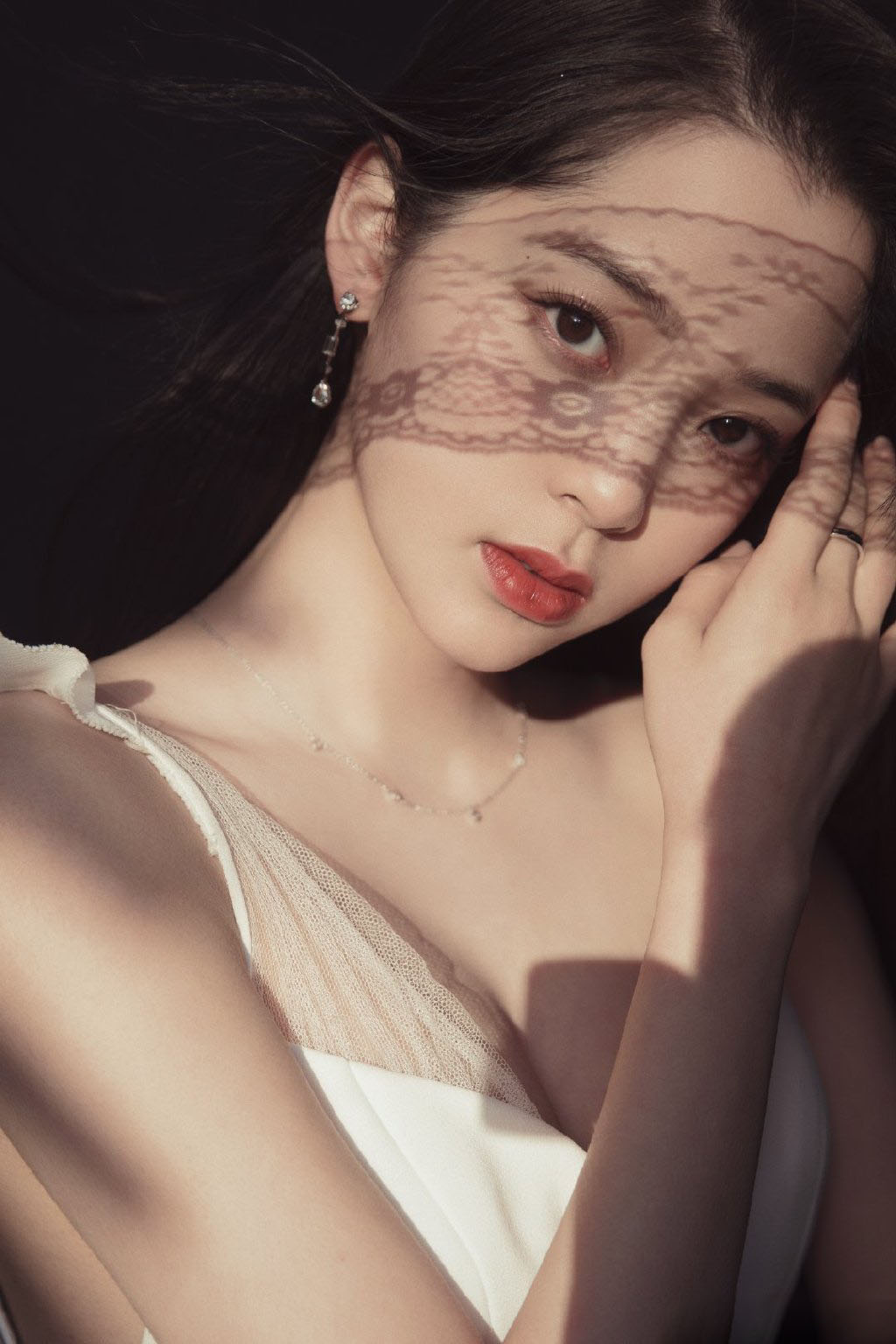 台湾美女欧阳娜娜白裙优雅性感写真图片