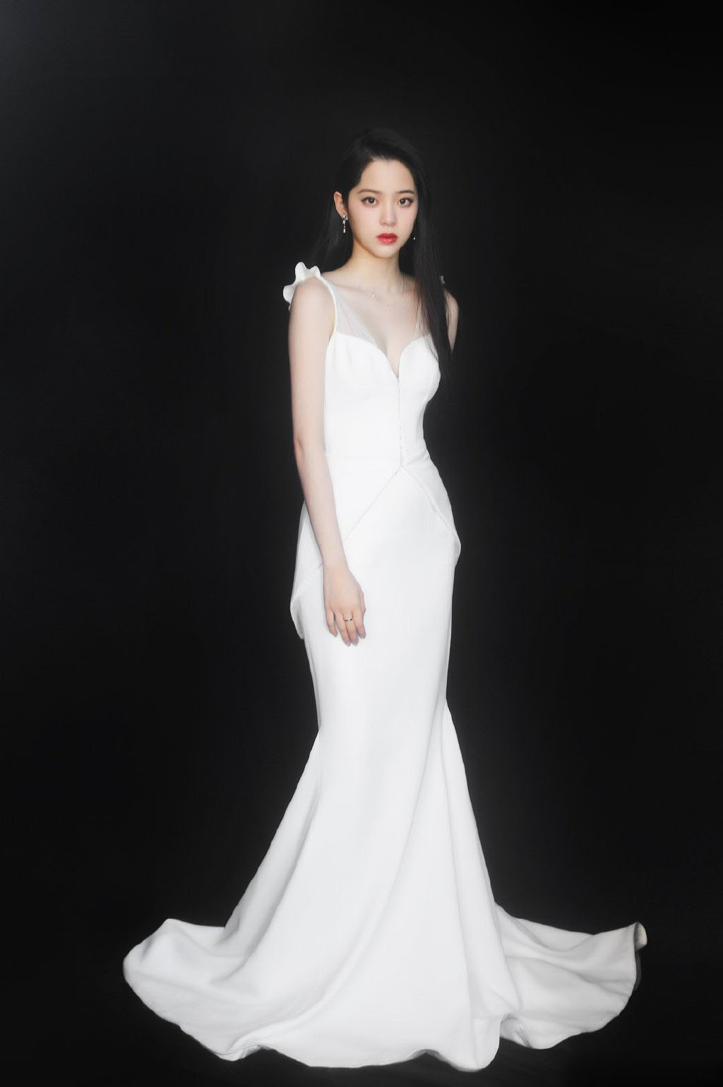 台湾美女欧阳娜娜白裙优雅性感写真图片 3