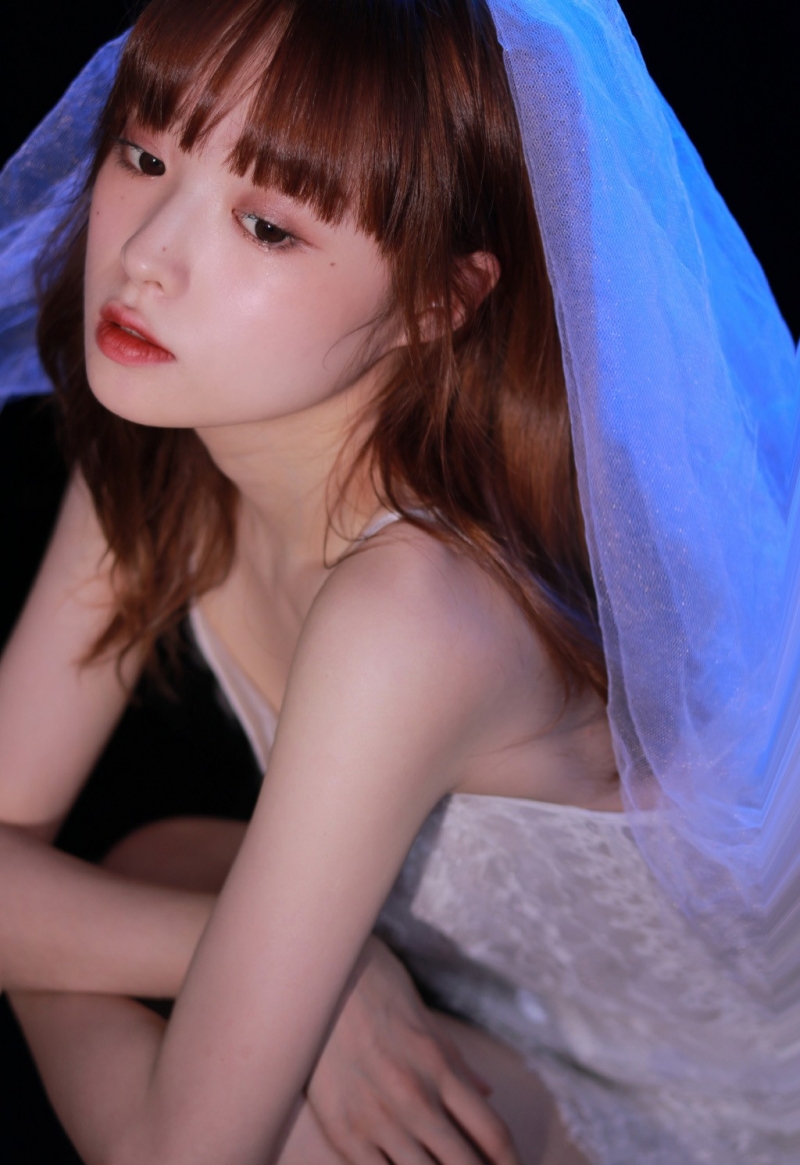 清纯少女锁骨精致白皙美女照片 6