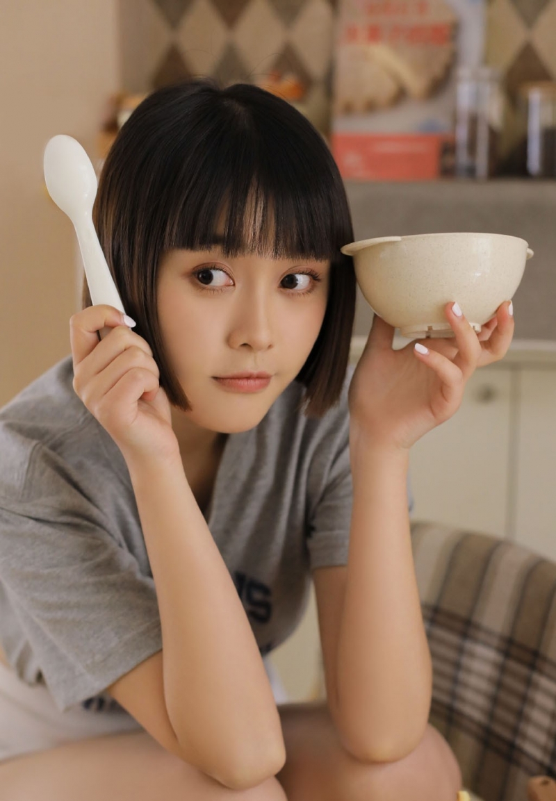 短发俏皮妹妹大眼清澈清纯写真