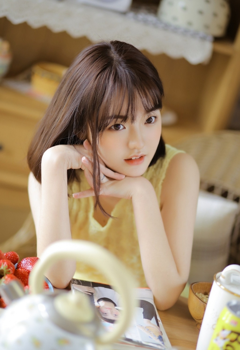 甜美学生妹长得亭亭玉立迷人写真 5