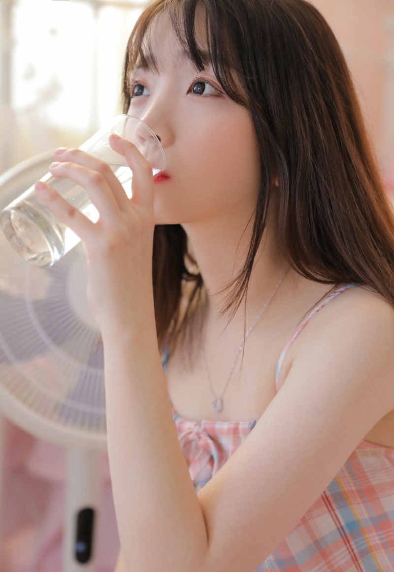 气质校花身材纤细苗条私拍