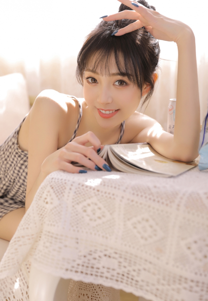 大眼美女唇红齿白漂亮性感套图 3