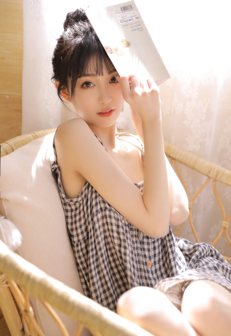 大眼美女唇红齿白漂亮性感套图 4