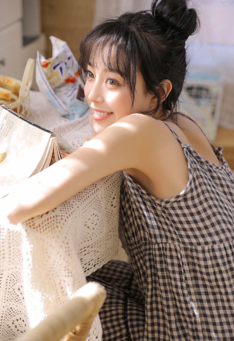 大眼美女唇红齿白漂亮性感套图 7