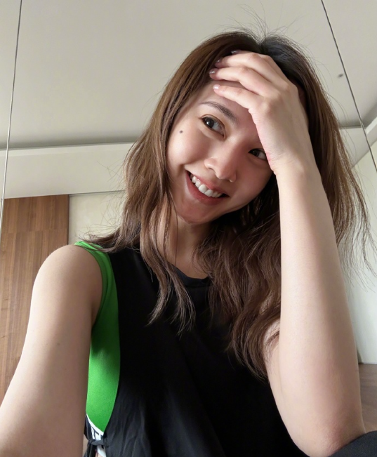 台湾美女明星杨丞琳运动服照片