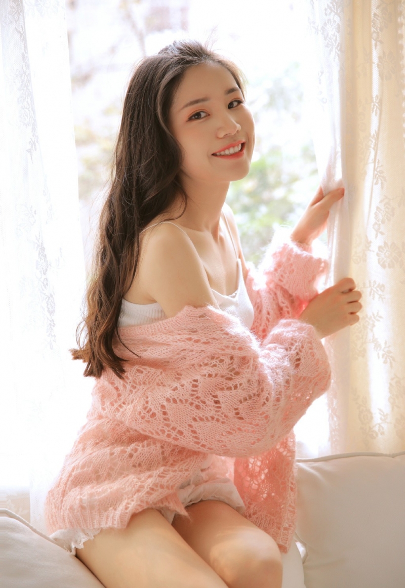 长发美女明眸皓齿娇羞可爱图片 2