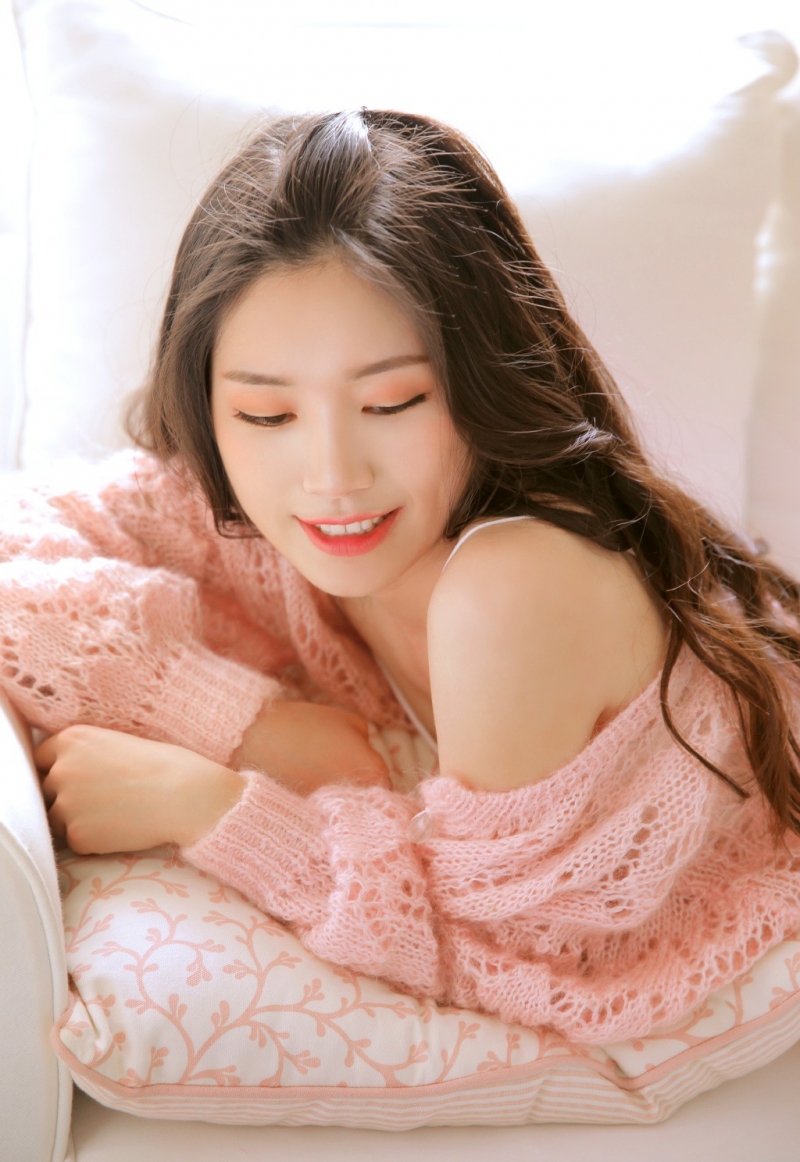长发美女明眸皓齿娇羞可爱图片 3