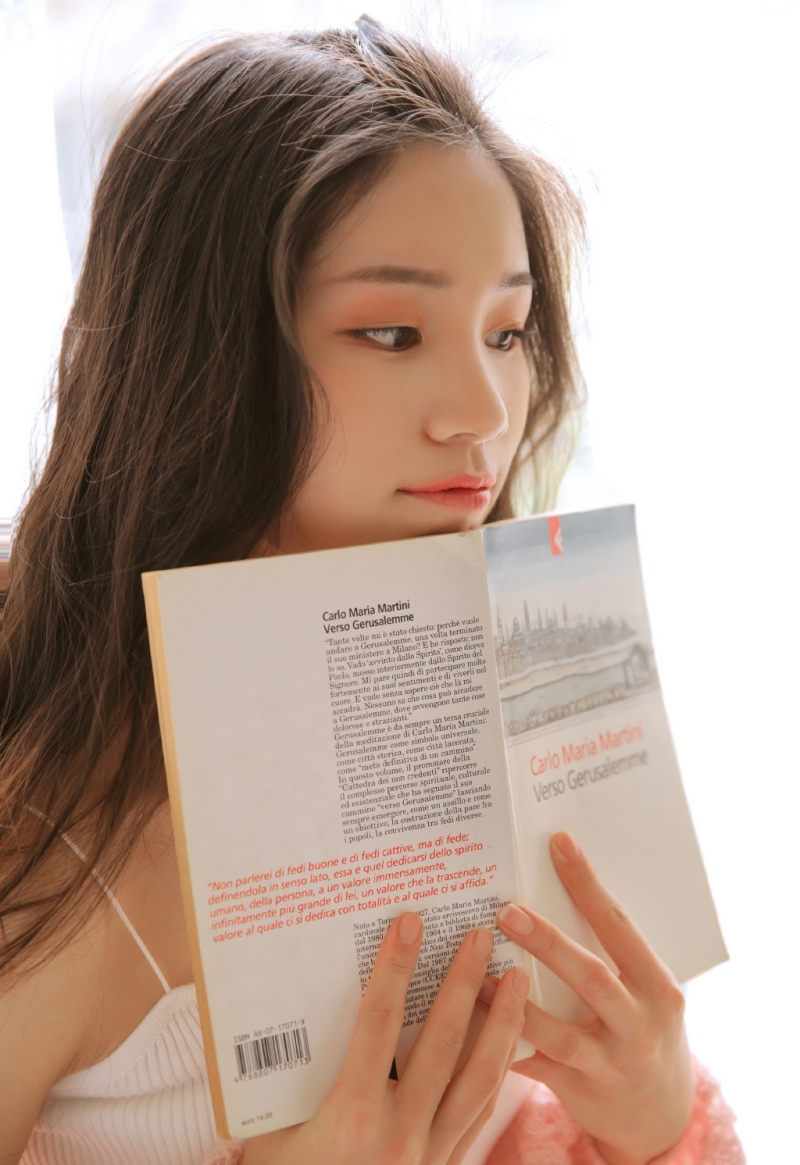 长发美女明眸皓齿娇羞可爱图片 5