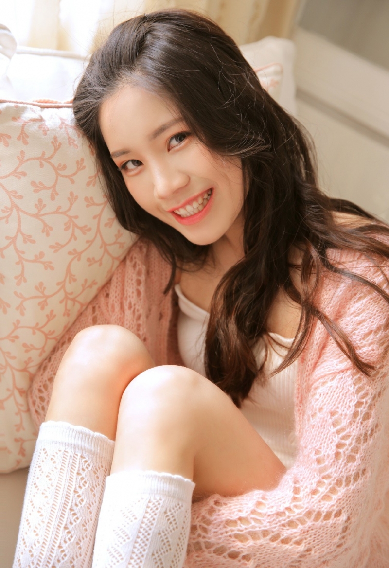 长发美女明眸皓齿娇羞可爱图片 6